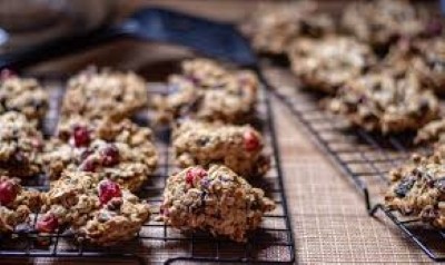 Oat biscuits with dried fruit